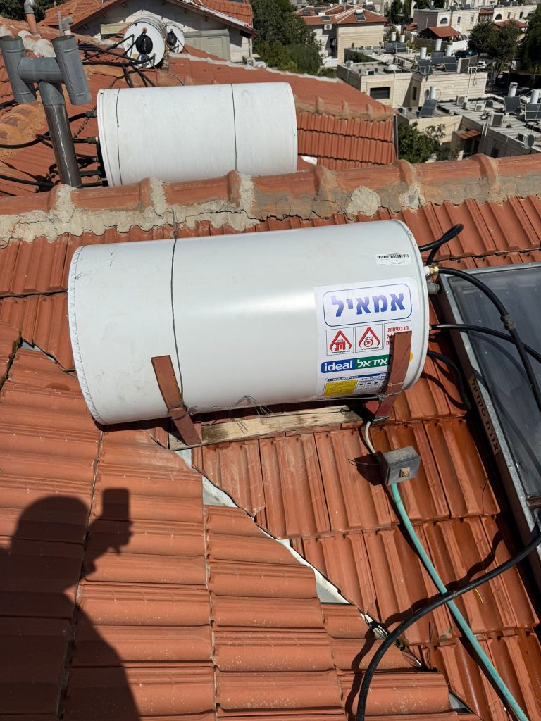 דוד חשמלי אמאיל על גג רעפים