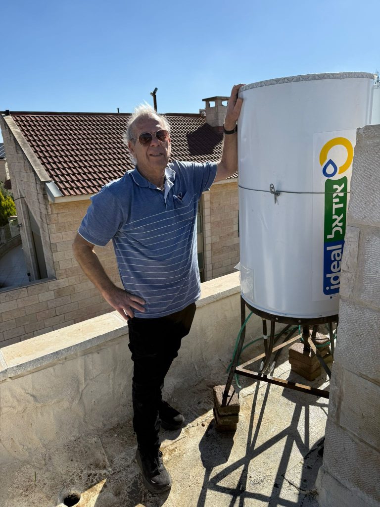 יואב גבע ליד דוד שמש חדש שהותקן על גג בירושלים