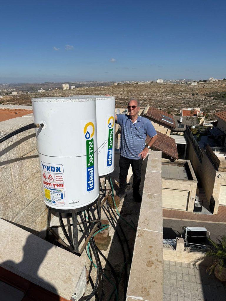 יואב גבע על גג עם שני דודי שמש
