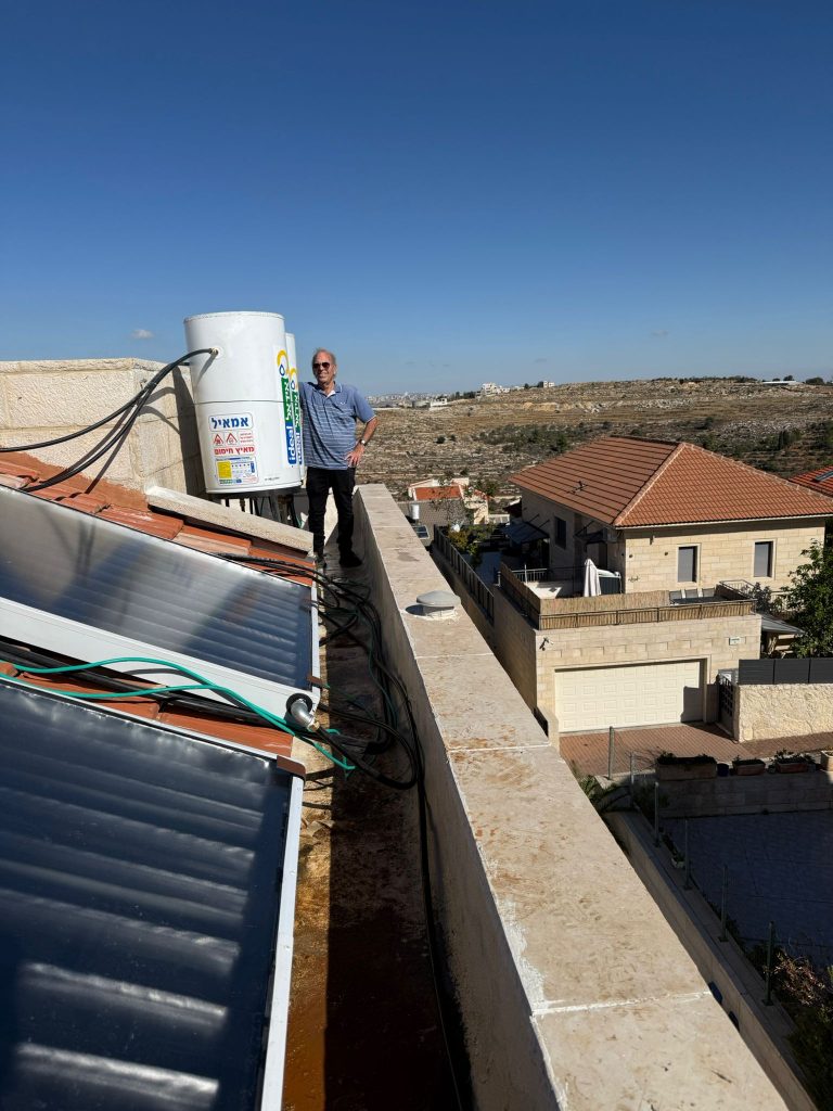יואב גבע על גג בית בגבעת זאב ליד דוד שמש